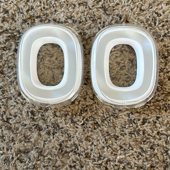 White AirPod Max Ear Covers - Picture 2 of 2